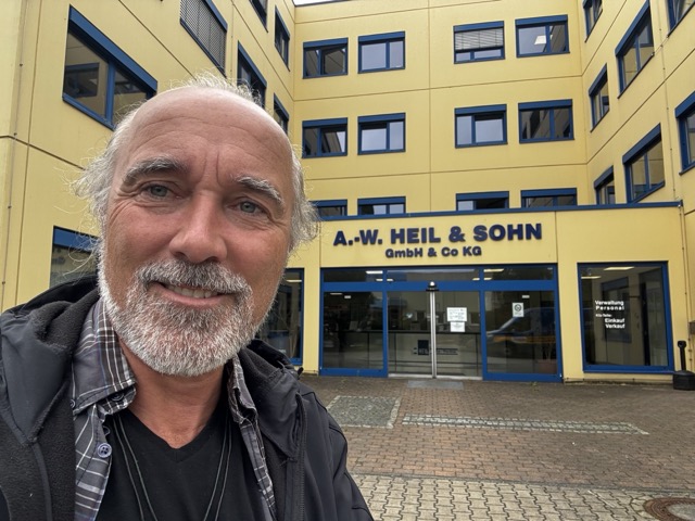 Vor der Zentrale der Logo der A.-W. HEIL & SOHN GmbH & Co. KG in Hannover